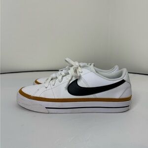 Women’s Nike court legacy size 8